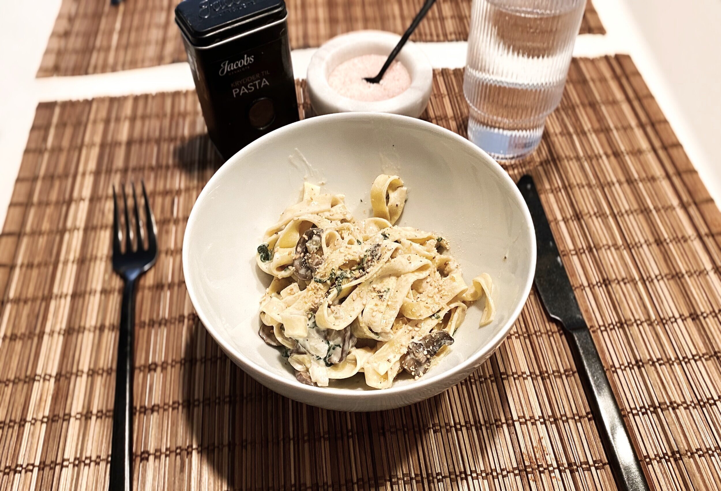 Vegansk kremet pasta med sopp og spinat