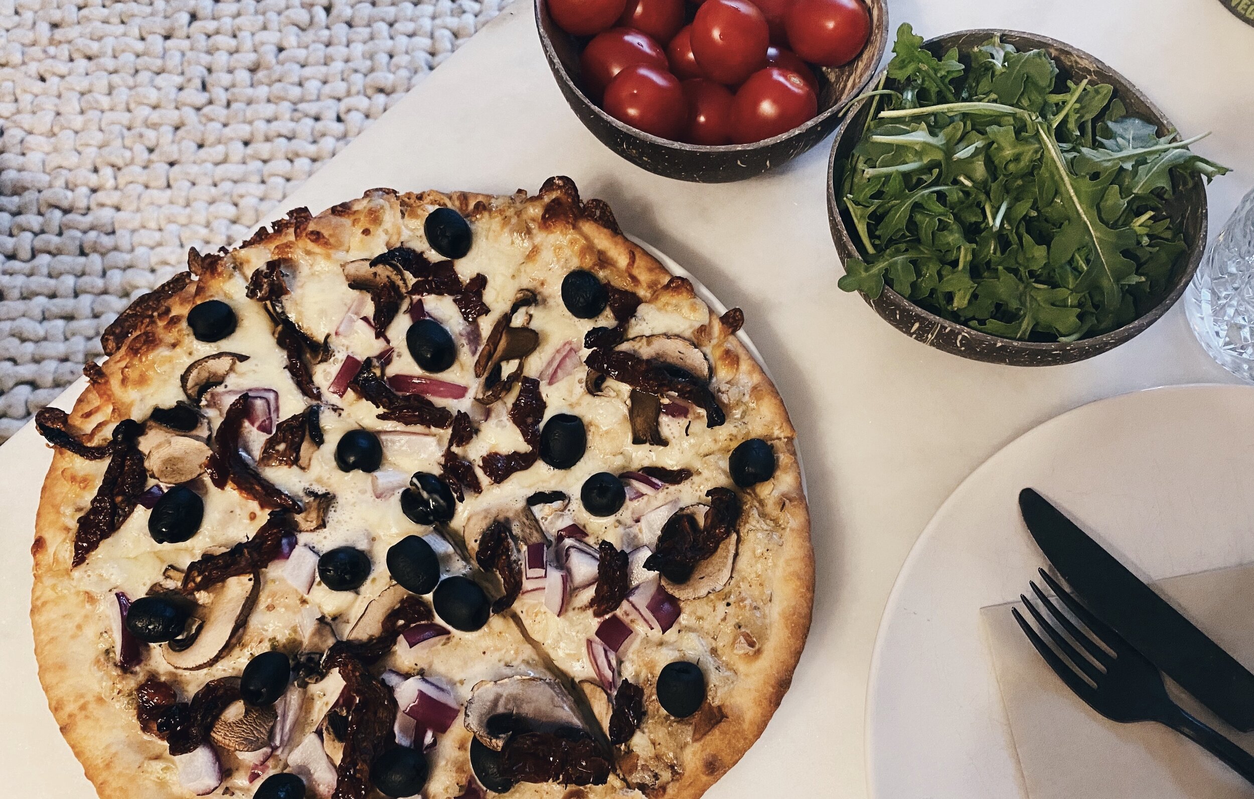 Vegansk pizza med hvit bunn
