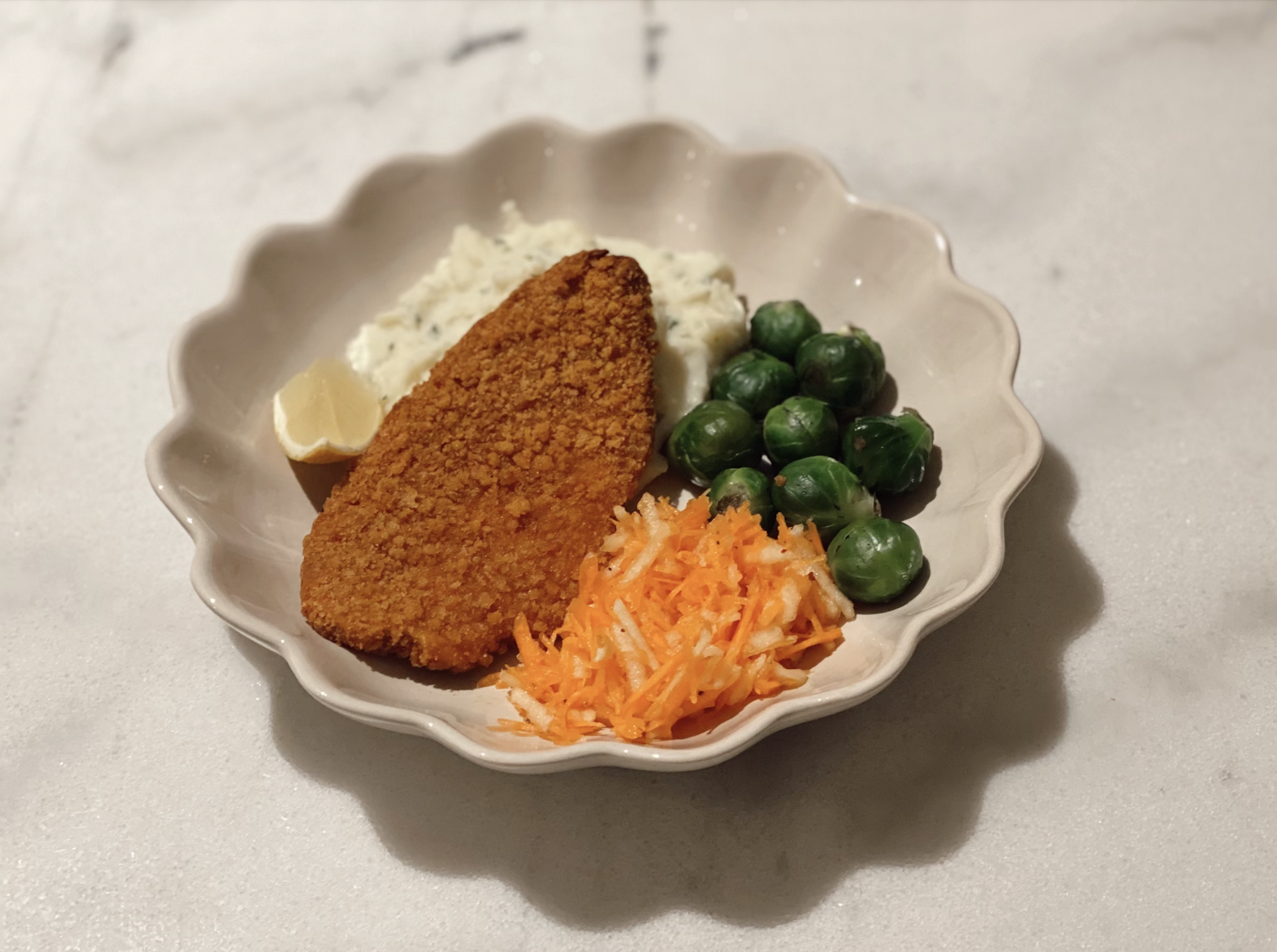 Schnitzel med potetmos og råkostsalat