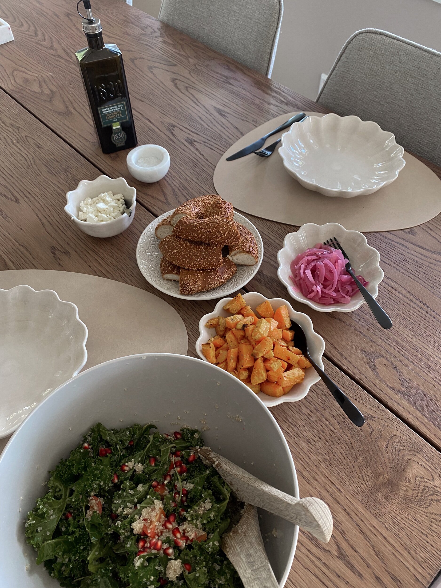Grønnkålsalat med søtpotet og falafler