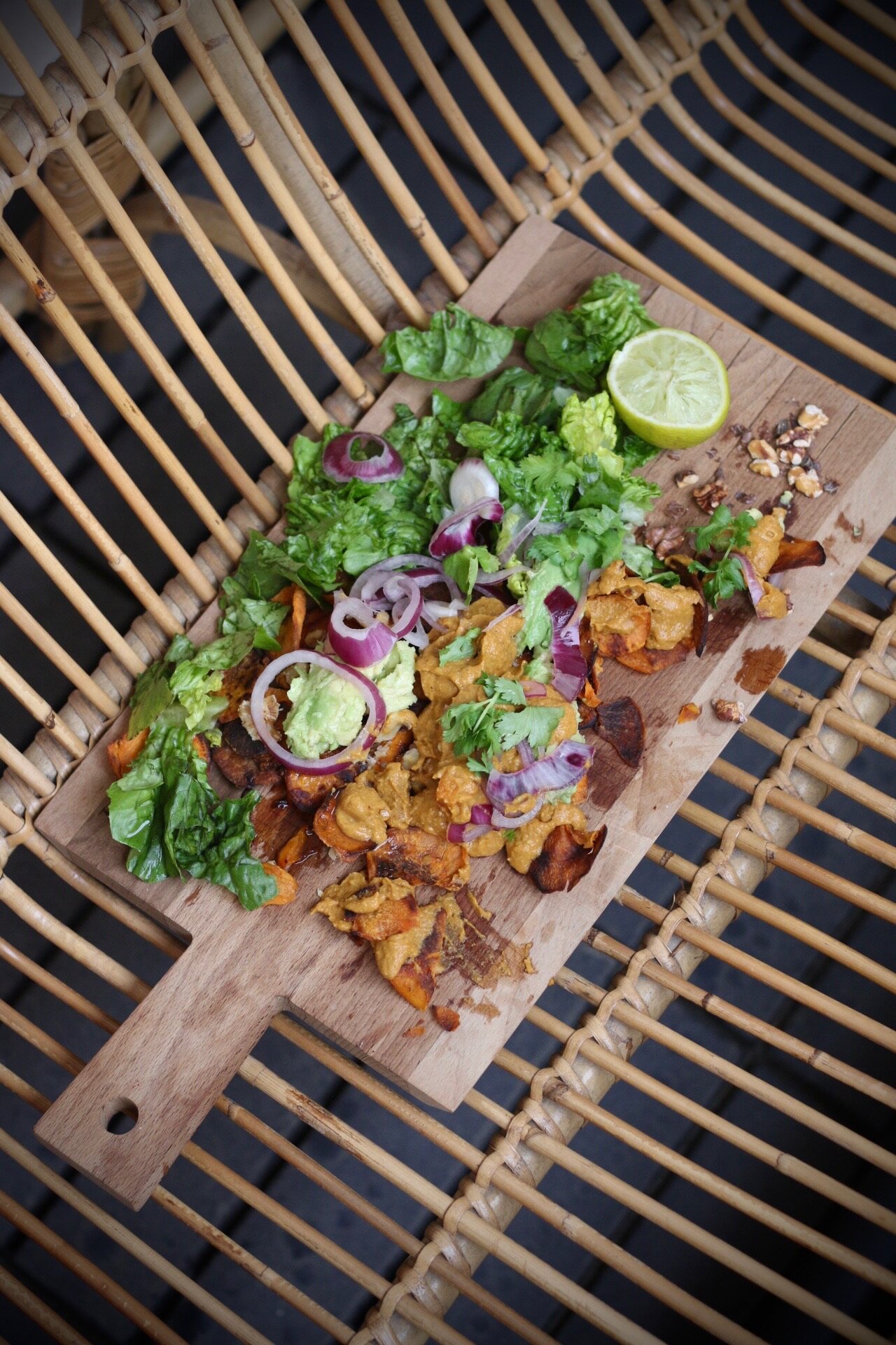 Loaded Veggie Nachos med fermentert rødløk og kremet søtpotettopping