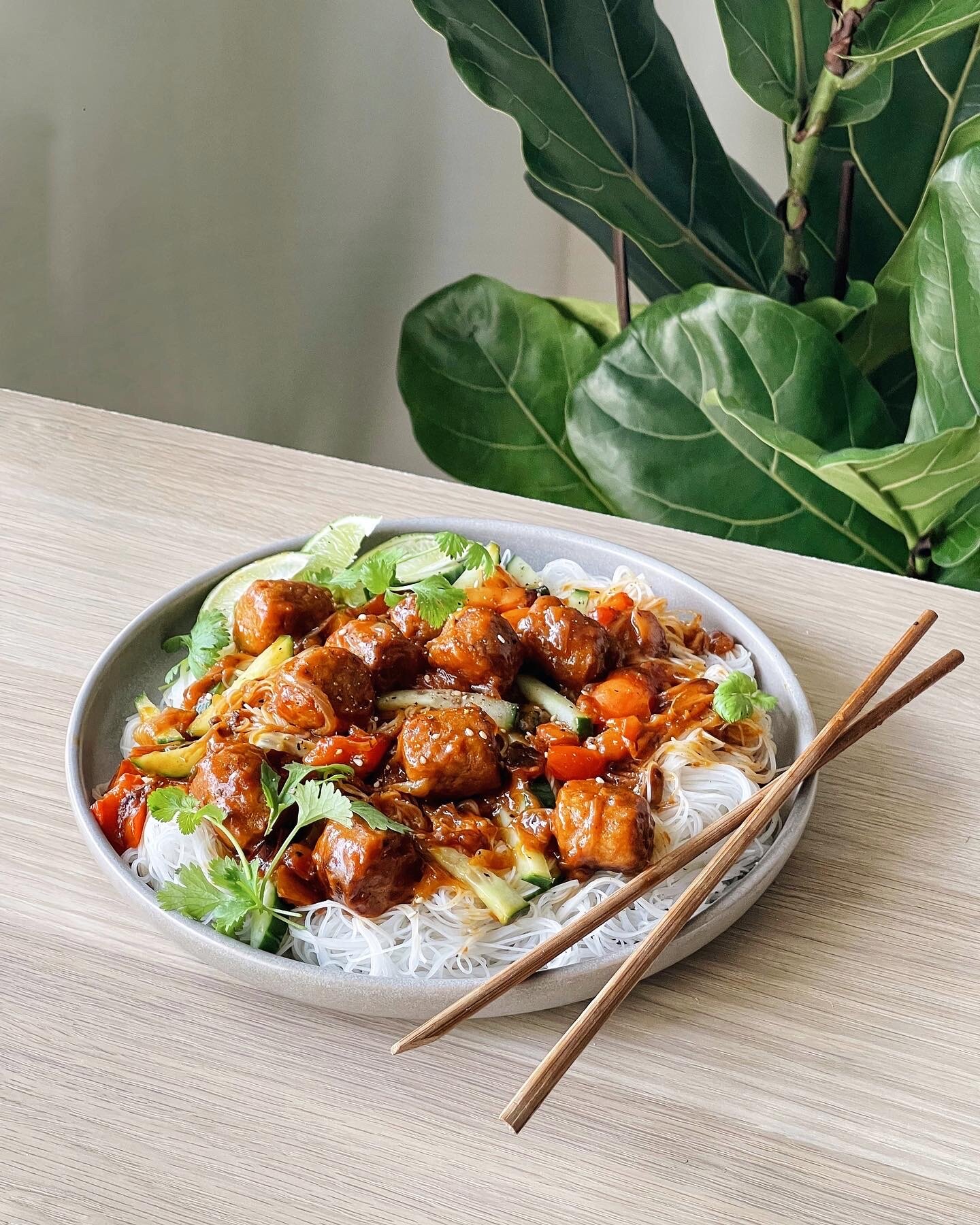 Risnudler med veganske kjøttboller