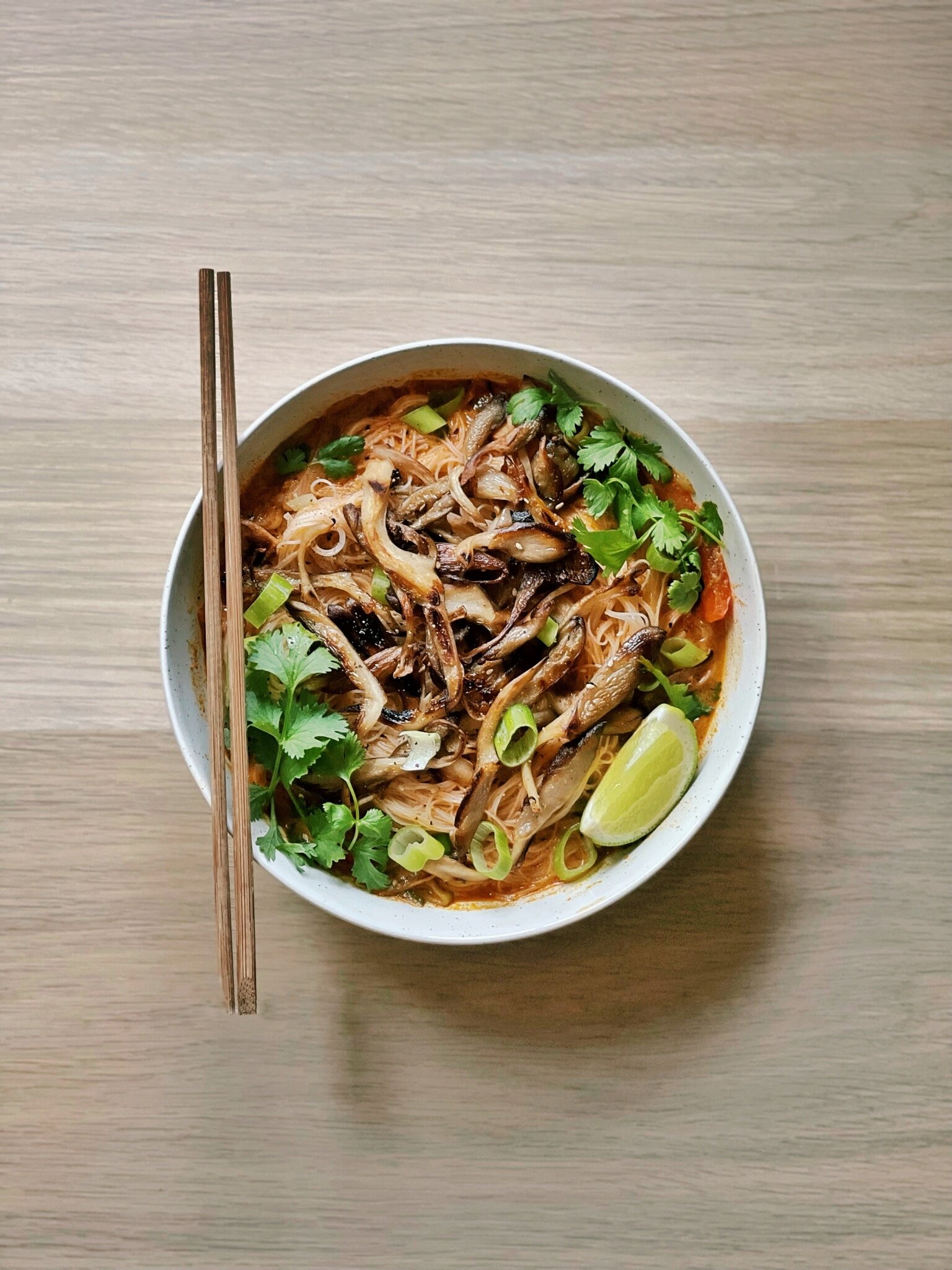 Risnudelsuppe med rødkarri