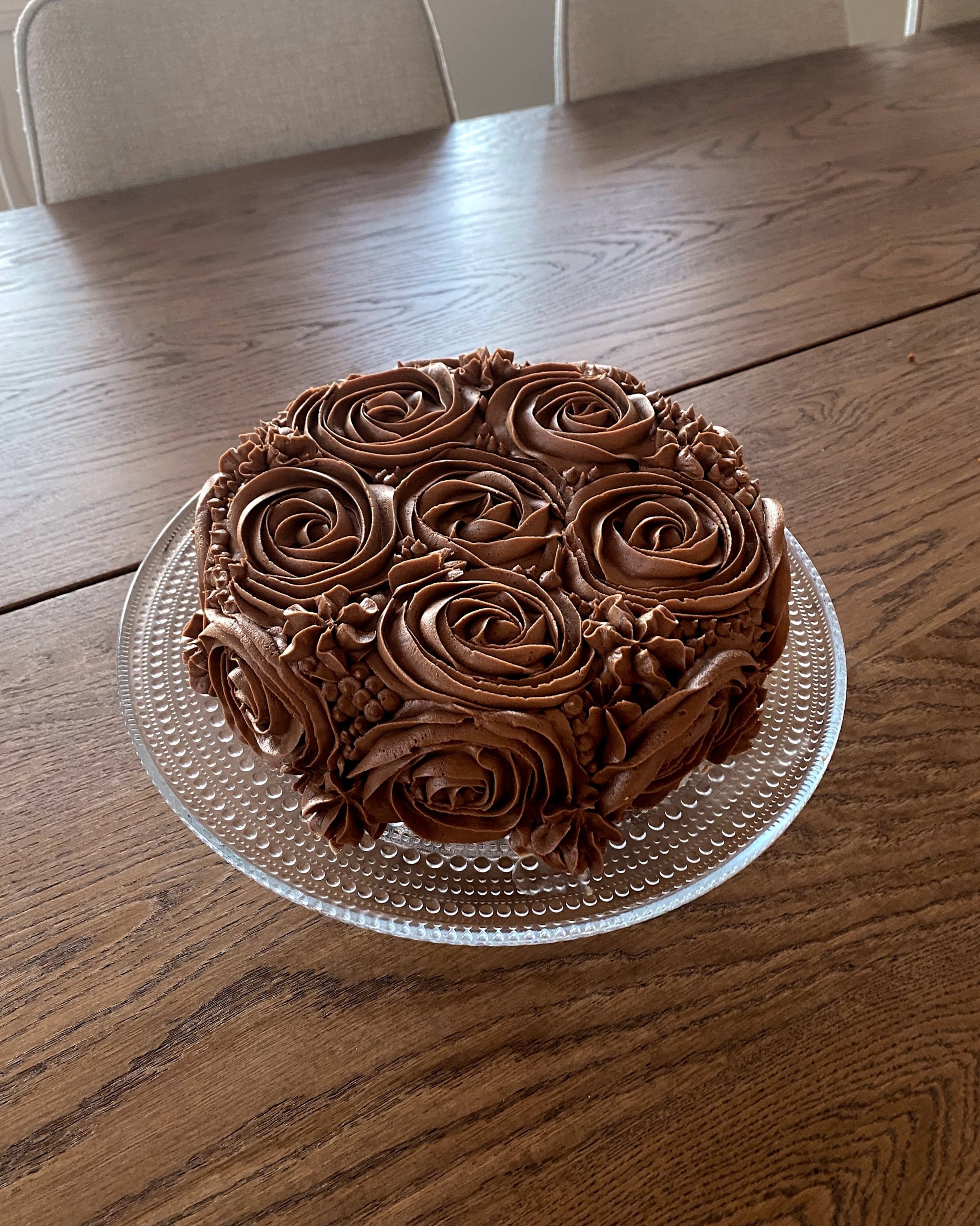 Vegansk sjokoladekake med «smørkrem» og bringebærfyll